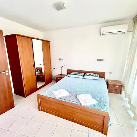Seaview,parking & Garden 1br Sozopol-beach Daire